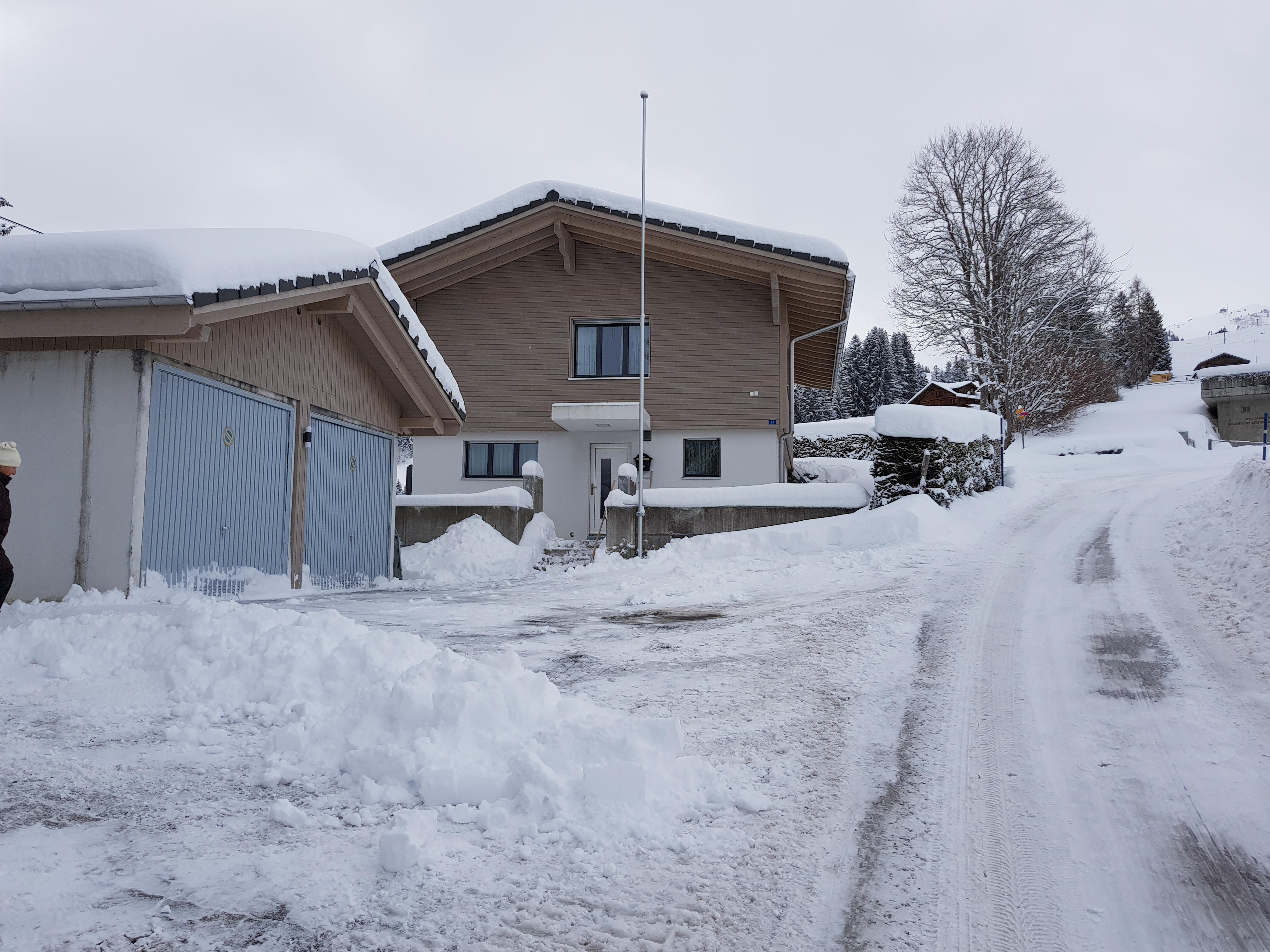 Ansicht des Chalet in Zweisimmen von der Rinderbergstrase aus